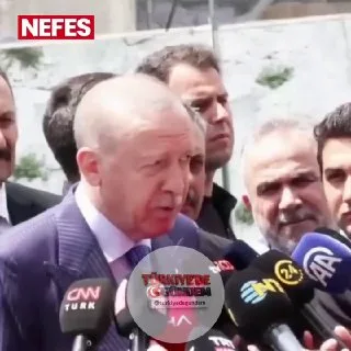Cumhurbaşkanı Erdoğan, Ayasofya Camisi'nde kıldığı cuma namazı sonrası gazetecilere lokum dağıttı