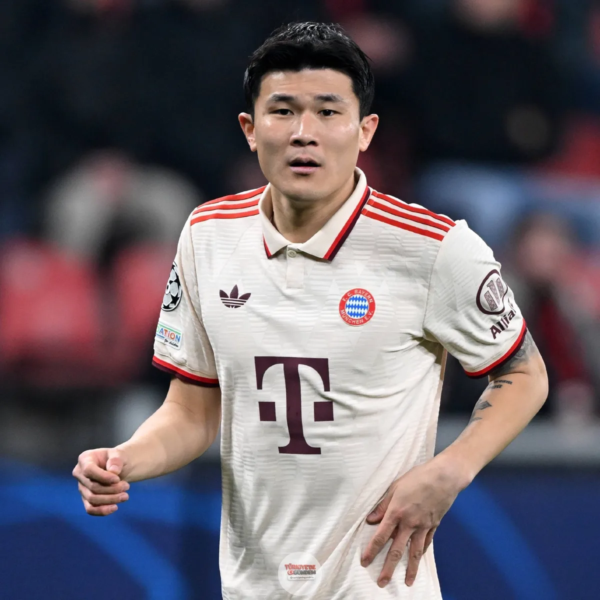 Bayern Münih, Kim Min-jae için gelecek teklifleri değerlendirmeye açık olsa da Güney Koreli oyuncunun takımdan ayrılmaya niyeti yok. Kim Min-jae'nin, Upamecano ve Tah'in ardından üçüncü stoper olarak görev yapmaktan memnun olduğu belirtiliyor. (Bild)