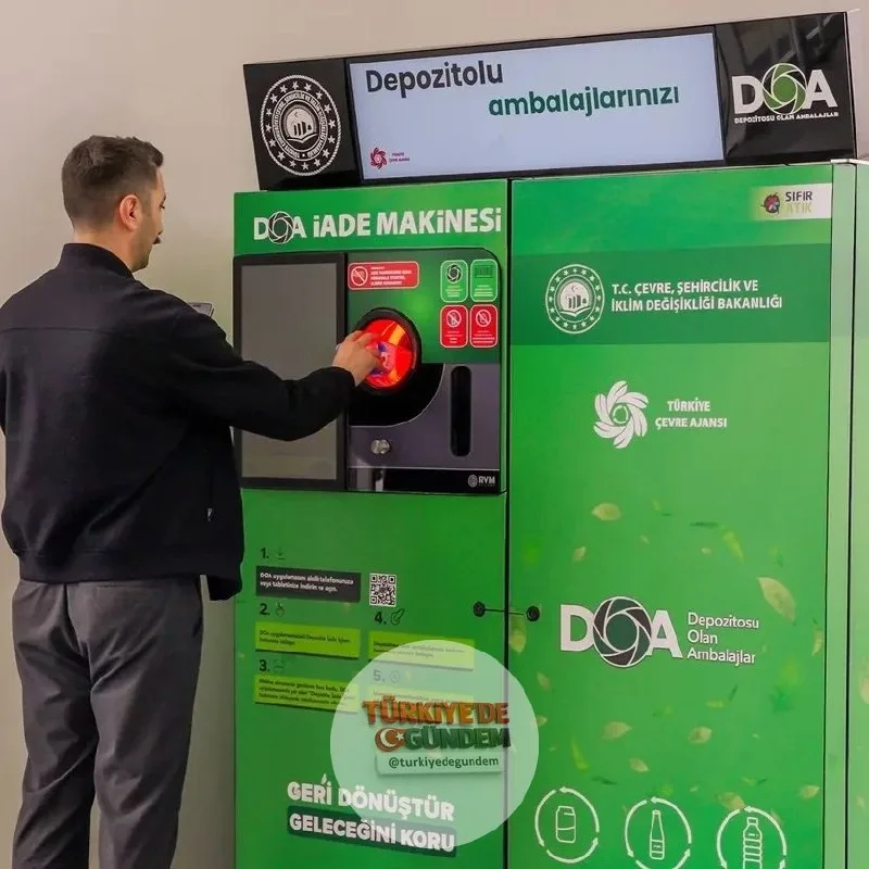 Türkiye'de 1 Temmuz itibarıyla "DOA" logolu içeceklerin satıldığı marketler, bakkallar, büfeler, oteller, restoranlar ve kafeler depozito iade noktalarına dönüşecek. Ambalaj iade ücretleri; plastik/PET şişe, cam şişe ve alüminyum kutular için 0,25 TL