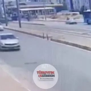 Antalya'da karşıdan karşıya geçmeye çalışan 13 yaşındaki çocuk, bir aracın çarpması sonucu hayatını kaybetti. Kaza anı güvenlik kameralarına yansırken, ehliyetini yeni aldığı öğrenilen sürücü olayın ardından sinir krizi geçirdi.