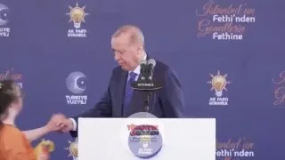 Cumhurbaşkanı Erdoğan'ın konuşması sırasında özel gereksinimli bir çocuk kürsüye gelerek Erdoğan'ın yüzünü okşadı. O anlara gülümseyerek karşılık veren Erdoğan, çocuğa harçlık verdi.