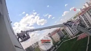 Diyarbakır'da bir apartmanda çıkan yangında mahsur kalan iki bebek, itfaiye ekiplerinin sepet yardımıyla yaptığı müdahale sonucu güvenli bir şekilde tahliye edildi.