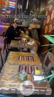 Gittiği pilavcıda özenle ağırlanan bir kedi, bir tabak dolusu tavuk yerken görüntülendi