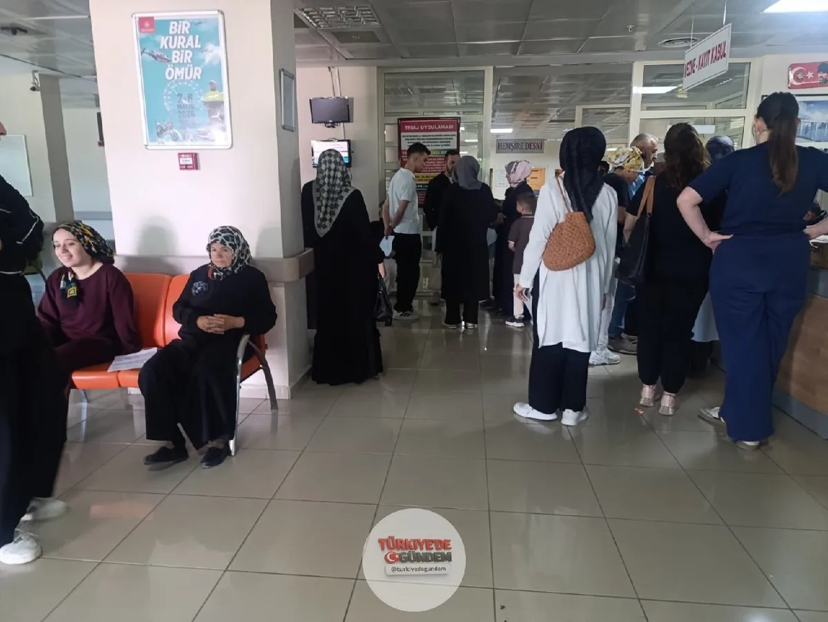 Bursa’nın Orhaneli ilçesine bağlı Firuz Mahallesi’nde, aralarında bayram ziyaretine gelenlerin de bulunduğu 55 kişi mide bulantısı ve kusma şikayetiyle hastaneye başvurdu. • Zehirlenme şüphesiyle tedavi altına alınan kişilerin durumlarının iyi olduğu