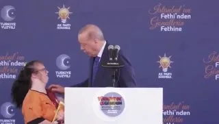 Cumhurbaşkanı Erdoğan, konuşma yaptığı sırada kürsüye gelen bir çocuğa 200 TL bayram harçlığı verdi.