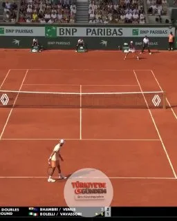 39 yaşındaki Djokovic, bu set puanında sahanın her yerindeydi.