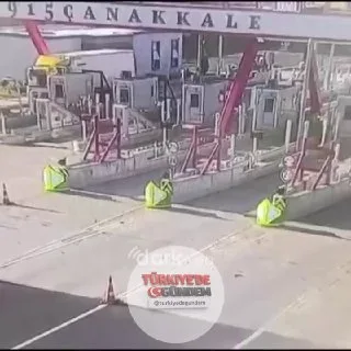 Çanakkale Otoyolu Malkara gişelerinde, yüksek hızla ilerleyen bir sürücü beton bariyerlere çarptı. Kazada sürücünün eşi hayatını kaybetti.