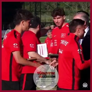 Arda Güler basın mensuplarına lokum dağıttı