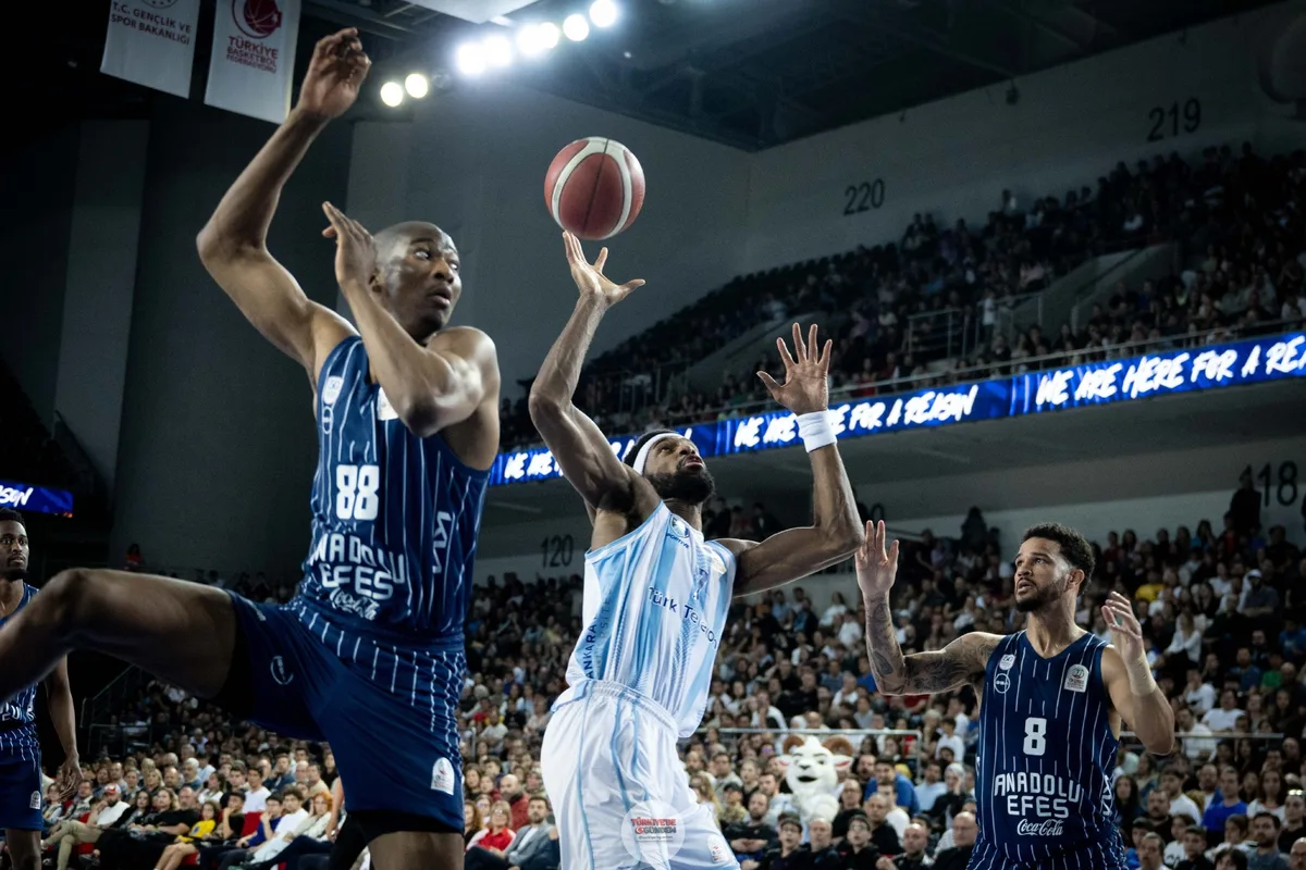 Anadolu Efes, Türkiye Sigorta Basketbol Süper Ligi play-off çeyrek final serisi ikinci maçında deplasmanda Türk Telekom'u 77-70 mağlup ederek seriyi 2-0 kazandı ve yarı finale yükseldi.