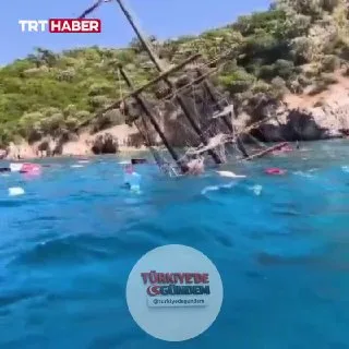 Marmaris açıklarında bir tur teknesi battı. Teknede bulunan 110 yolcu, çevre teknelerin ve sahil güvenlik ekiplerinin müdahalesiyle kurtarıldı.