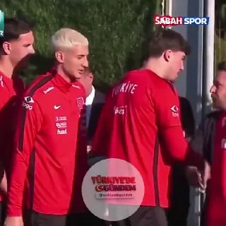 Mert Müldür yeni imajıyla görüntülendi.