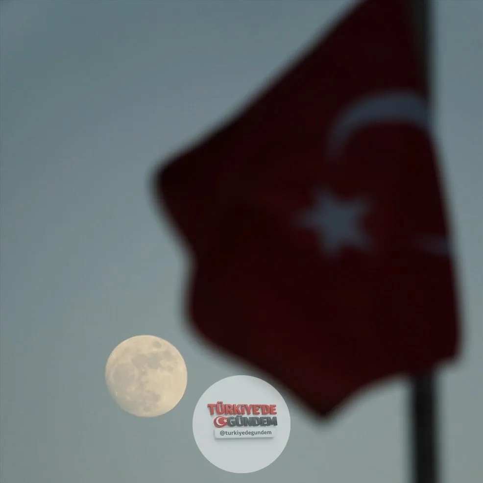 Tekirdağ'da dolunay, Türk bayrağı ile aynı karede görüntülendi.
