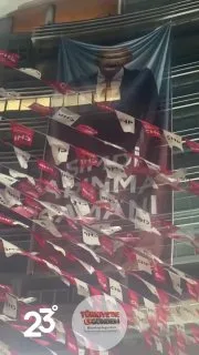 CHP Genel Merkez binasına, üzerinde Kemal Kılıçdaroğlu'nun büyük bir fotoğrafının yer aldığı ve "Şimdi Arınma Zamanı" yazılı bir pankart asıldı.