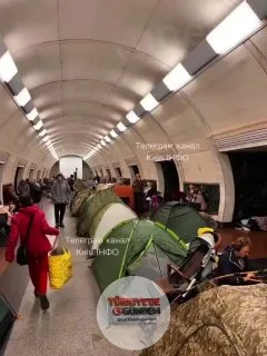 Ukraynalılar, Rus ordusunun olası büyük çaplı füze saldırısı beklentisiyle Kiev'deki metro istasyonlarına çadır kurmaya başladı.