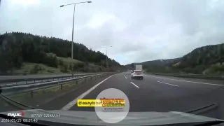 Bolu'da otoyolda U dönüşü yapan tır, trafiği tehlikeye düşürdü.