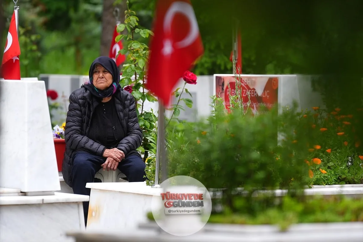 Kürsülerden boş laflar savuran sahte beyefendiler; gerçek beyefendiler vatan uğruna canlarını verirler.
