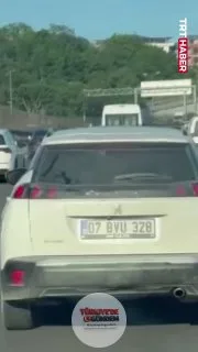 İstanbul'un Küçükçekmece ilçesinde, trafikte makas atan ehliyetsiz sürücüye ve araç sahibine 176 bin TL para cezası kesildi. Araç 60 gün süreyle trafikten men edildi.