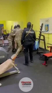 Ukrayna'da zorunlu seferberlik görevlileri, bir spor salonuna girip kişileri zorla askere almaya çalıştıkları sırada boksörler tarafından darp edildi.