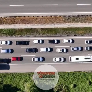 Bayram tatilinin sona ermesiyle birlikte, Bolu geçişindeki TEM Otoyolu ve D-100 kara yolunda uzun araç kuyrukları oluştu.