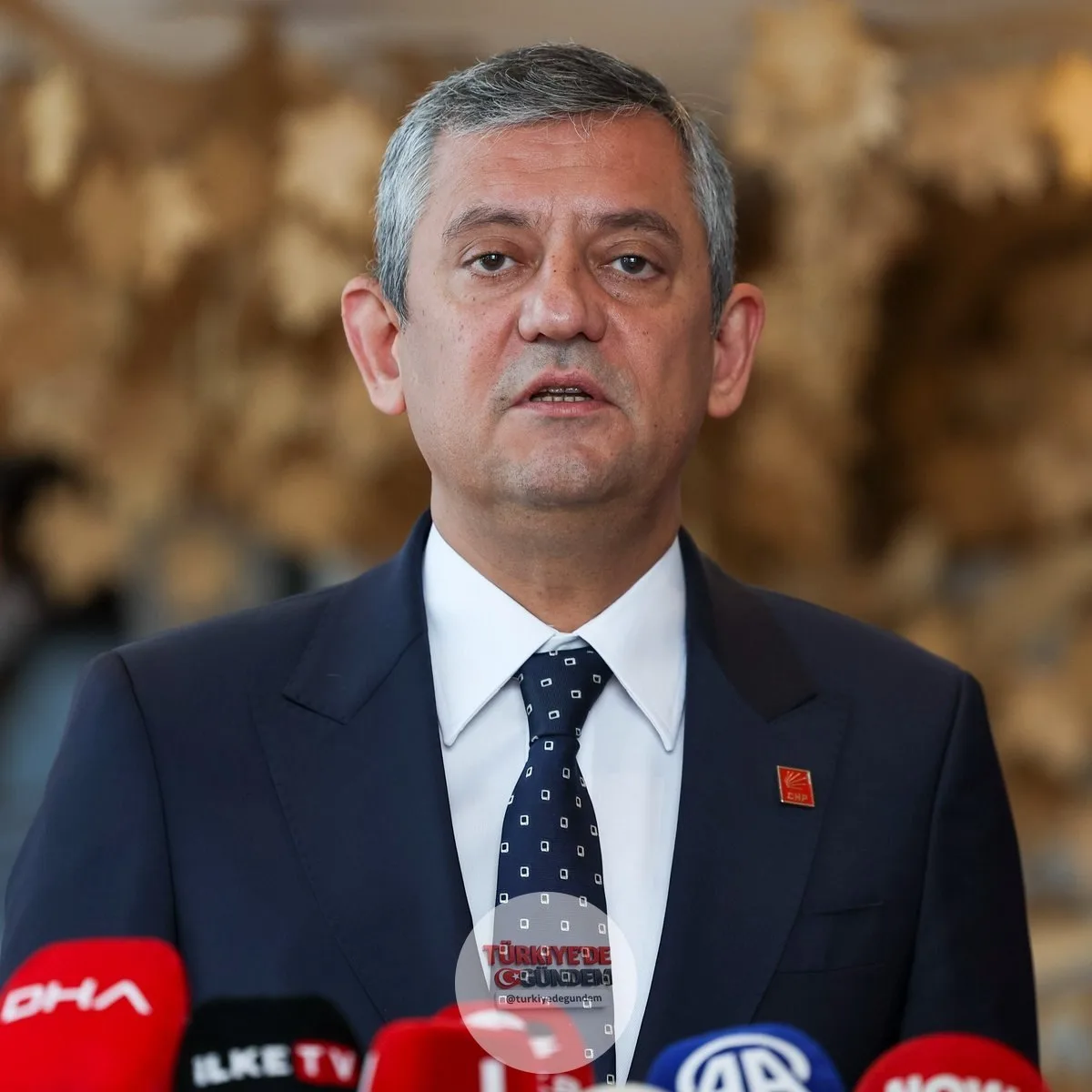 Özgür Özel: "Bir ucundan tutup sandığı getirmemiz lazım. Bugüne kadar sandığı Türkiye'ye getirmeye çalışıyorduk ama maalesef şimdi sandığı partiye getirmek için mücadele ediyoruz."