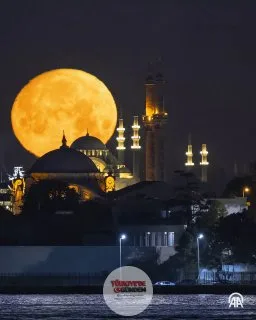 İstanbul'da dolunay; Büyük Mecidiye Camii, Süleymaniye Camii ve 15 Temmuz Şehitler Köprüsü ile aynı karede görüntülendi.