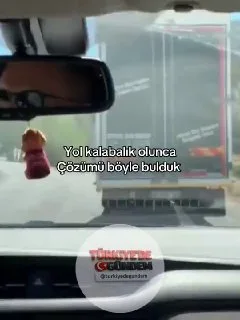 Önlerindeki aracın arkasında yazan numarayı arayarak sürücüden yolu açması için nazikçe kenara çekilmesini rica eden gençler.
