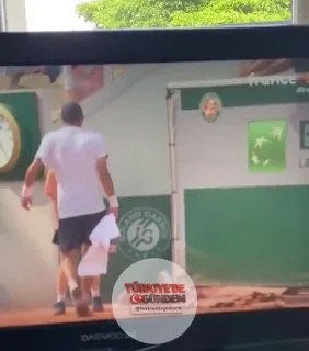 Tenisçi Rafa Jodar'ın bir top toplayıcı kızı ittiği görüntüler sosyal medyada tepki topladı. "Jodar, neden?!"