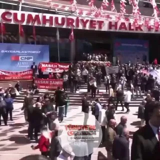 CHP Genel Merkezi önünde "Halkın umudu Kılıçdaroğlu" sloganları atılıyor.