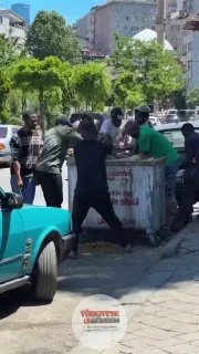 İstanbul'da vatandaşlar, çöpe atılan işkembe parçalarını kapmak için birbirleriyle yarıştı.