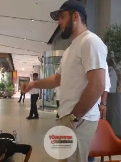 İslam Makhachev, kendisiyle fotoğraf çektirmek isteyen genç hayranlarına 20 şınav çektirdi.