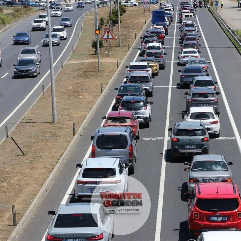 Tatil dönüşü nedeniyle Tekirdağ-İstanbul yolunda yoğun trafik yaşanıyor.