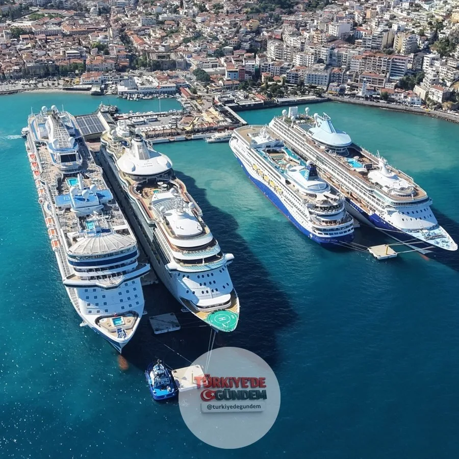 Dört kruvaziyer gemisiyle Kuşadası'na 9 binden fazla turist geldi.