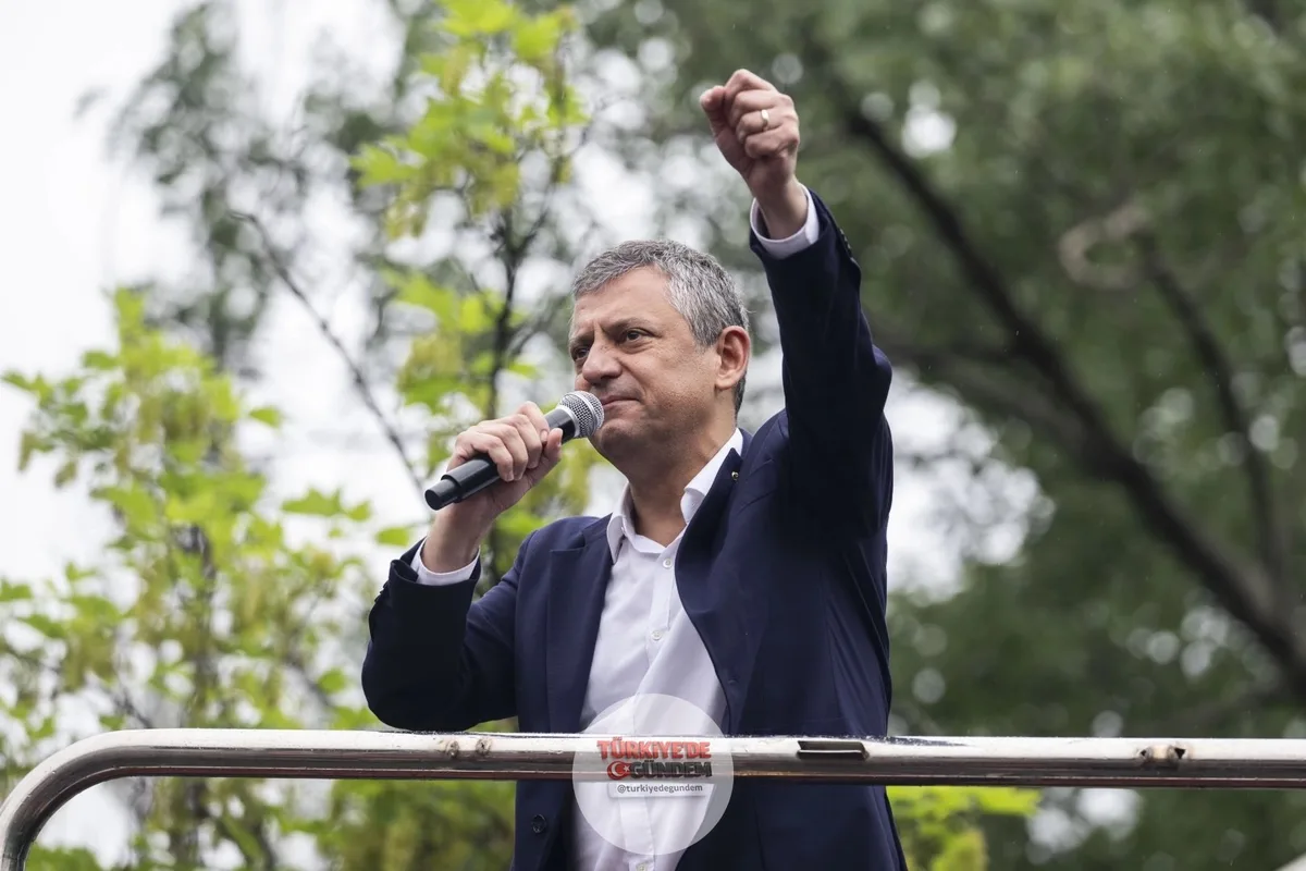 Özgür Özel: "Bir tarafta ele geçirilmiş binalar, bir tarafta partisine, ülkesine sahip çıkan milyonlar var."