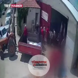 Isparta'da kesilmek üzere hazırlanan bir boğa, demir kapıyı kırarak kaçtı. Kaçan boğa kısa süre sonra yakalandı.