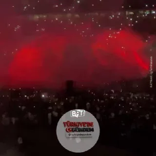 Kanye West'in konserinde bir grup halay çekti.