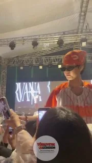 Winner grubundan Lee Seung-hoon, sahne aldığı üniversite şenliğinde hayranlarını şaşkına çevirdi.