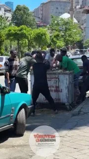 Şişli'de vatandaşlar, çöpe atılan sakatatları toplamak için birbirleriyle yarıştı.