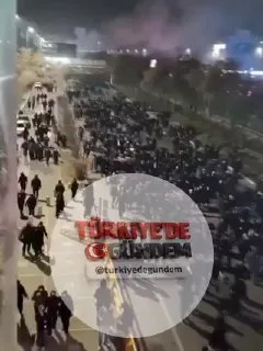 SON DAKİKA: İran'da internet erişiminin kısmen veya tamamen sağlanmasıyla birlikte, rejim karşıtı kitlesel protestoların görüntüleri sosyal medyaya yansımaya başladı.