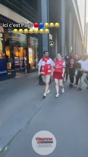 Paris'te Arsenal formalarıyla yürüyüşe çıkan çift, PSG taraftarlarının kuşatması altında kaldı.