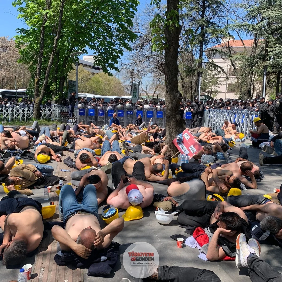 Doruk Madencilik işçileri 1 Haziran'da yeniden eyleme başlıyor. Nisan ayında aylardır alamadıkları hakları için açlık grevi yapan maden işçileri, ödenmesi vaat edilen ücretlerin verilmemesi üzerine 1 Haziran'da tekrar harekete geçecek.