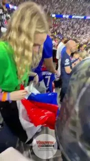 PSG kalecisi Matvei Safonov'un eşi, Şampiyonlar Ligi finalinde stadyuma Rus bayrağıyla giriş yasak olduğu için kendi bayrağını kendisi yaptı.