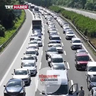 Bolu ve Düzce kara yollarında yoğun trafik yaşanıyor.