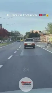 Trafikte, takım elbiseli bir şahsın kullandığı "JTM" plakalı beyaz bir Toros kameralara yansıdı.