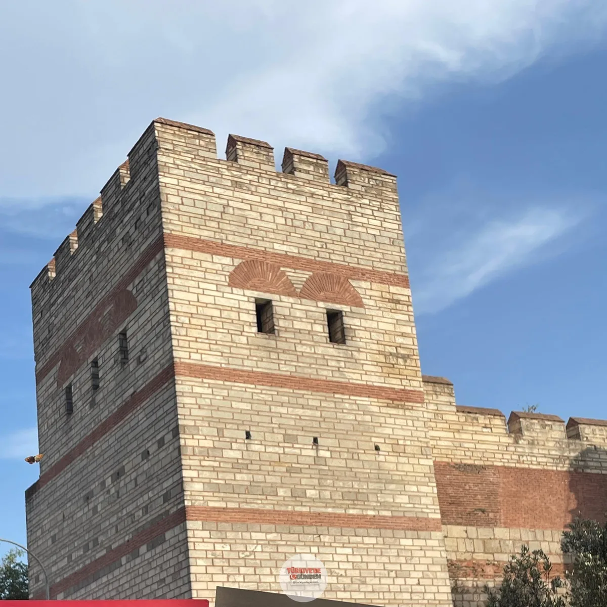 İstanbul surlarında yeni bir cinayet planı önlendi. (NTV) — Surlarda dolaşan 17 yaşındaki bir erkek ve 16 yaşındaki bir kız çocuğundan şüphelenen polis ekipleri, yaptıkları aramada gencin üzerinde bir bıçak ele geçirdi. — Telefonunda yapılan inceleme