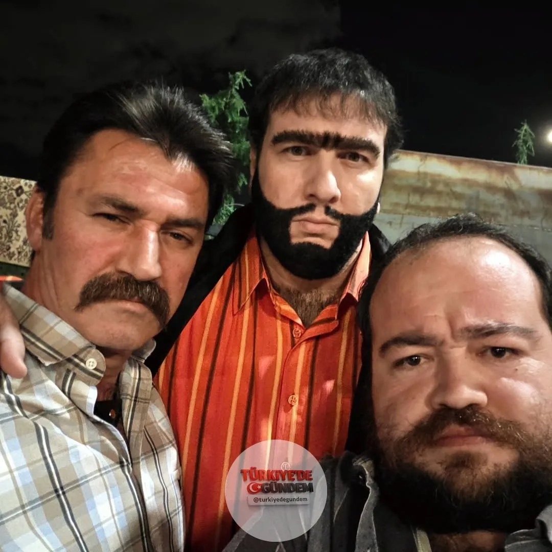 Şahan Gökbakar, Recep İvedik 8'in setinden bir fotoğraf paylaştı: "Aşıksan vur saza, şoförsen bas gaza; Karaambar Kamyoncular Derneği toplandı."