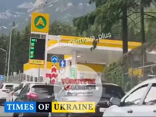 Rusya'da yakıt krizi derinleşirken, Kırım'da yüzlerce kişi akaryakıt alabilmek için benzin istasyonları önünde uzun kuyruklar oluşturdu. -Times of Ukraine