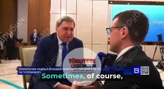 Rus sunucu Pavel Zarubin ile Putin’in danışmanı Yuri Uşakov arasında dikkat çeken diyalog: Zarubin: “Bazen beynimi kapatıyorum ama sizin böyle bir lüksünüz yok.” Putin’in danışmanı Yuri Uşakov: “Neden olmasın? Ben de kapatabilirim. Zaten hiç çalışmıy