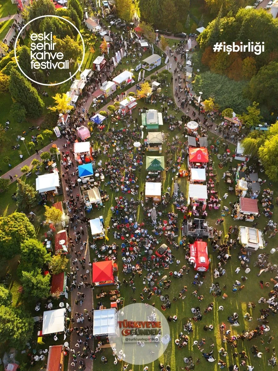 Eskişehir Coffee Festival, 5-6-7 Haziran tarihlerinde Kenpark’ta düzenlenecek. Duman, Yaşar, Can Bonomo, Soner Sarıkabadayı, Dolu Kadehi Ters Tut, Afra, Selin Geçit, Göksel İpekçi ve Touche gibi isimlerin sahne alacağı festivalde, yaklaşık 200 yerel
