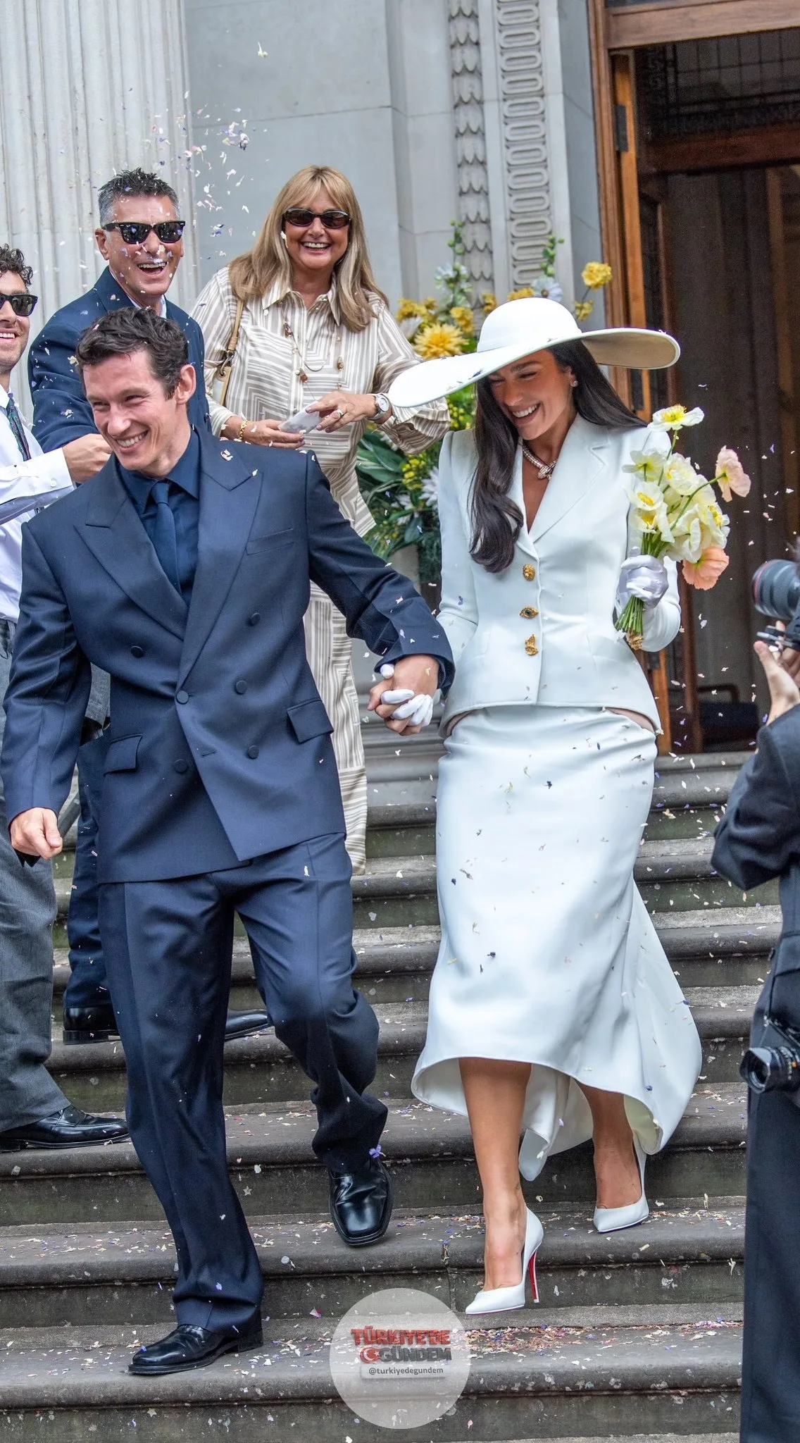 Dua Lipa, Callum Turner ile evlendi.