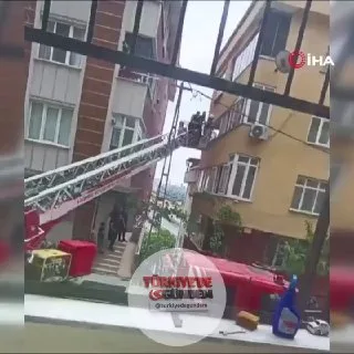 Sultangazi'de bir şahıs, annesini evde rehin aldı. Şüpheli kapıyı açmaya ikna edilemeyince eve merdivenle giren ekipler, yaşlı kadını kurtardı ve şahsı gözaltına aldı